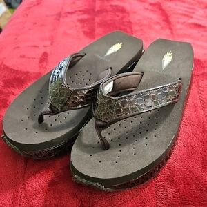 Volatile Womens Size 7 Crocodile Croc Patent Wedge Sandals Slides Heel Platform